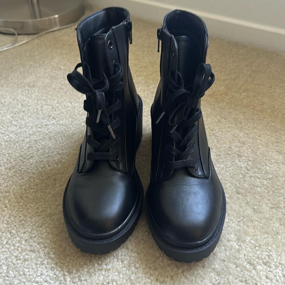 NIB universal Thread Brie boots size 8